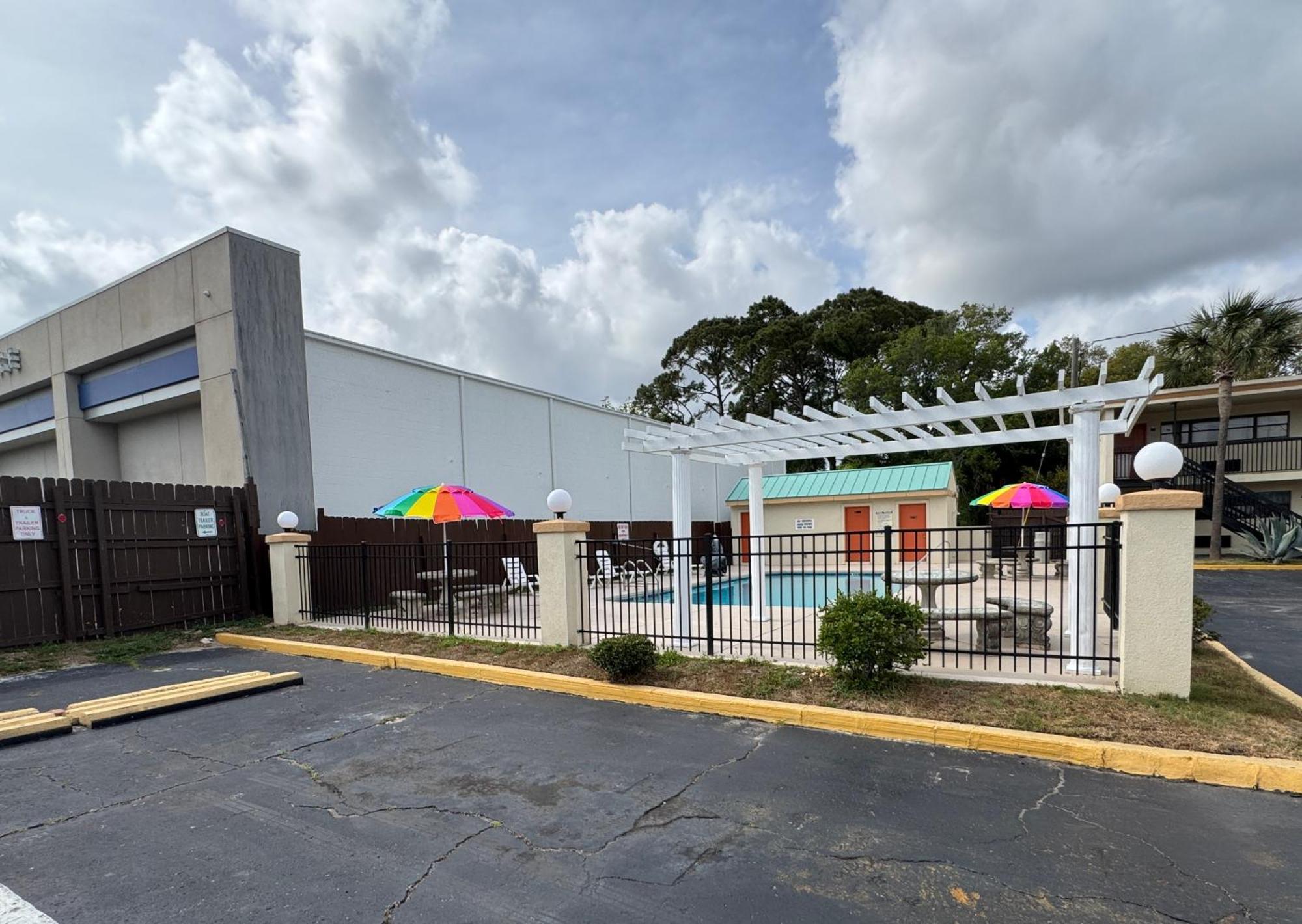 Hole Inn The Wall Hotel - Fort Walton Beach - Sunset Plaza - Nearby Beaches & Hurlburt Luaran gambar